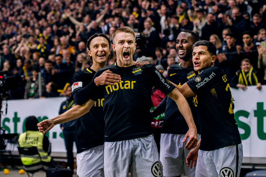 s Rasmus Lindkvist jublar med Kristoffer Olsson , Henok