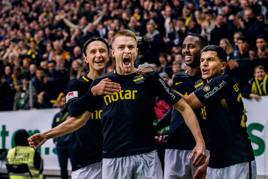 s Rasmus Lindkvist jublar med Kristoffer Olsson , Henok