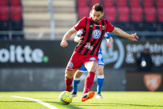Östersunds Sotirios Papagiannopoulos med bollen