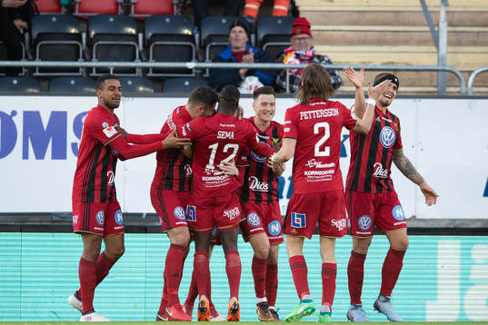 Östersunds Curtis Edwards jublar med lagkamrater