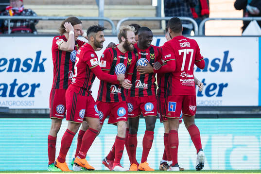 Östersunds Curtis Edwards jublar med lagkamrater