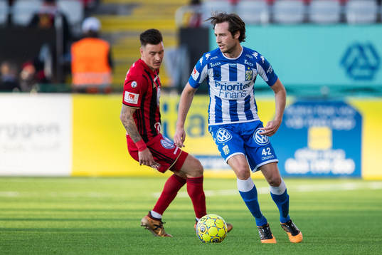 Östersunds Jamie Hopcutt och IFK Göteborgs Mikkel Diskerud