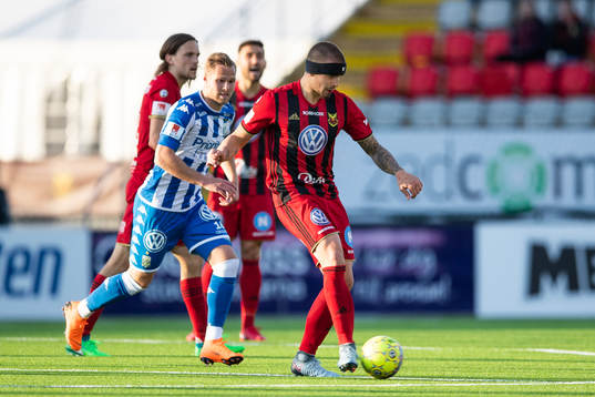 Östersunds Douglas Bergqvist och IFK Göteborgs Gustav