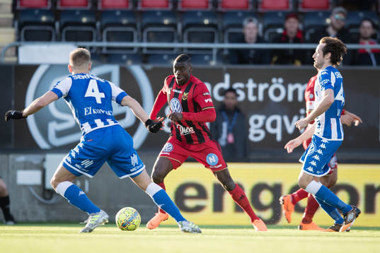 Östersunds Ken Sema mot IFK Göteborgs Carl Starfelt och