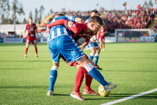 Östersunds Dennis Widgren mot IFK Göteborgs Carl Starfelt