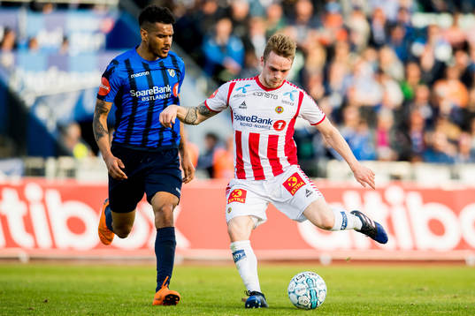 Ohi Omoijuanfo of Stabæk and Kent-Are Antonsen of Tromsø