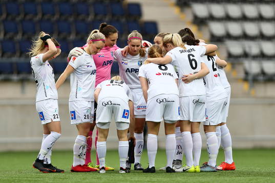 Växjös spelare laddar innan  fotbollsmatchen i