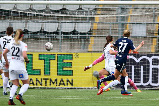 Linköpings Natasha Dowie gör mål 1-0