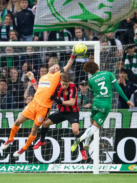 Hammarbys målvakt Johan Wiland och Neto Borges i en