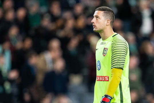 Brommapojkarnas målvakt Nikola Petric deppar