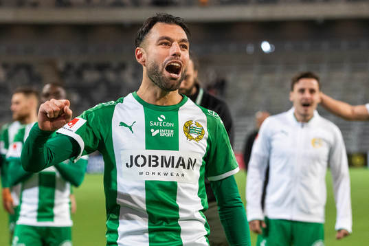 Hammarbys Imad Khalili jublar när han tackar publiken