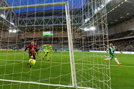 Hammarbys Jiloan Hamad slår bollen förbi Brommapojkarnas