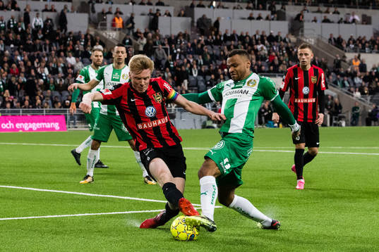 Brommapojkarnas Gustav Sandberg Magnusson i kamp om bollen