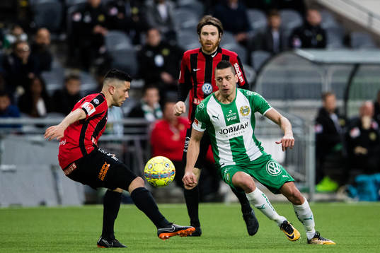 Brommapojkarnas Mohanad Jeahze i kamp om bollen med