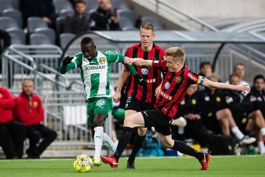 Hammarbys Pa Amat Dibba i kamp om bollen med