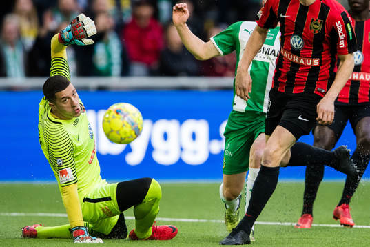 Brommapojkarnas målvakt Nikola Petric