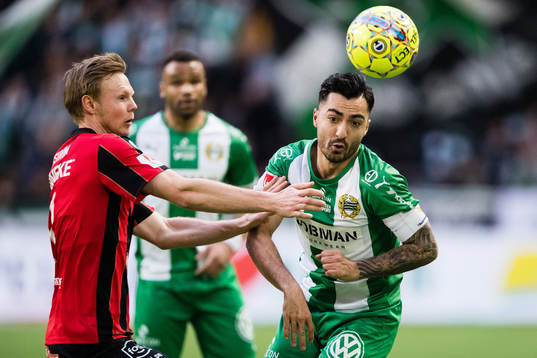 Brommapojkarnas Tim Söderström i kamp om bollen med