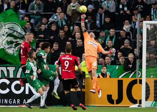 Hammarbys målvakt Johan Wiland boxar bort bollen