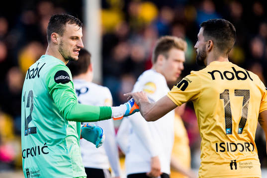 Goalkeeper Zoran Popovic and Isidoro of Bodø/Glimt