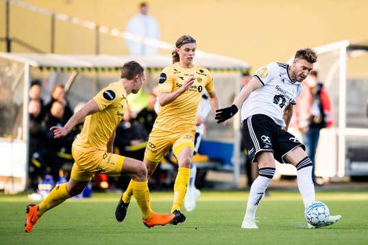 Ulrik Saltnes of Bodø/Glimt and Nicklas Bendtner of