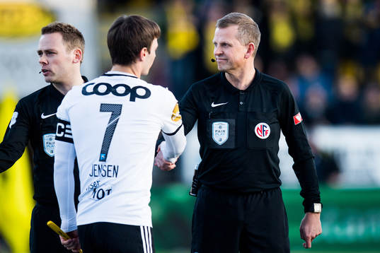 Mike Jensen of Rosenborg and Trygve Kjensli, referee