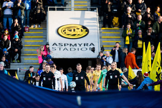 Trygve Kjensli, referee, enters the pitch together with the