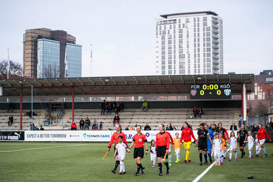 Rosengårds och Göteborgs spelare går in på plan