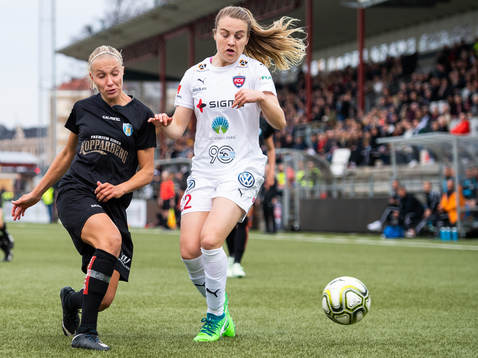 Göteborgs Emma Koivisto och Rosengårds Fiona Brown i kamp