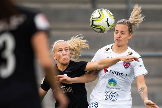 Göteborgs Adelina Engman och Rosengårds Nathalie Björn i