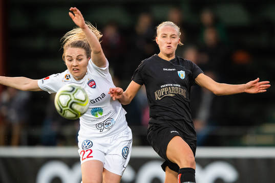 Rosengårds Fiona Brown faller i en duell med Göteborgs