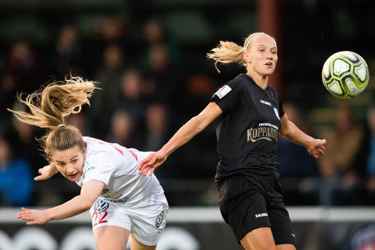Rosengårds Fiona Brown faller i en duell med Göteborgs