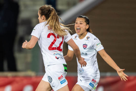 Rosengårds Alexandra Lowe Riley jublar med Fiona Brown