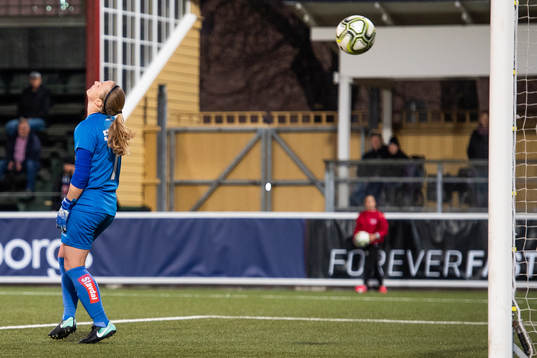 Göteborgs målvakt Loes Geurts släpper in ett självmål