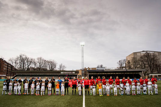 Lagen står uppställda för lineup