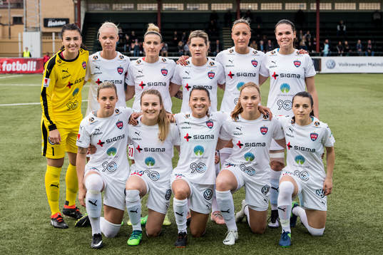 Rosengårds spelare ställer upp för en lagbild, övre