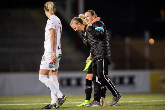 Göteborgs Nathalie Persson får hjälp av planen med