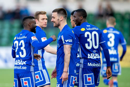 Sundsvalls Maic Sema jublar med lagkamrater