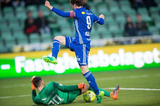 Trelleborgs målvakt Marko Johansson räddar målchans för