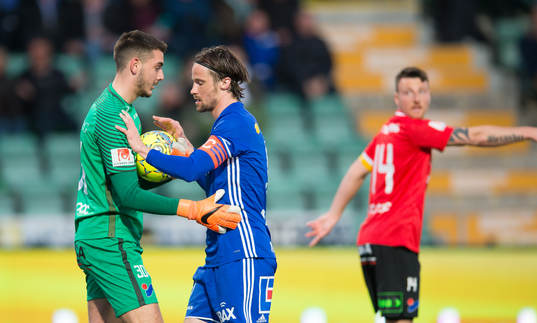 Sundsvalls Linus Hallenius pratar med Trelleborgs målvakt
