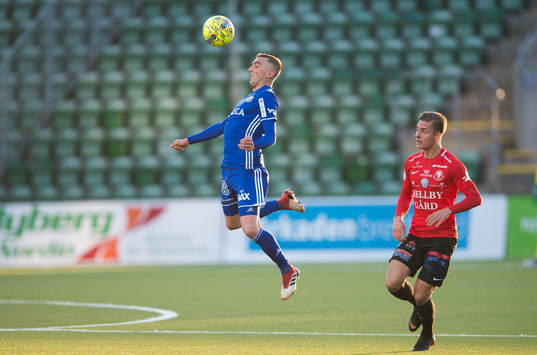 Sundsvalls Dennis Olsson tar ner bollen