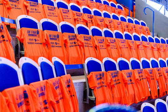 Orangea t-shirts hänger på alla stolar före final 1 i