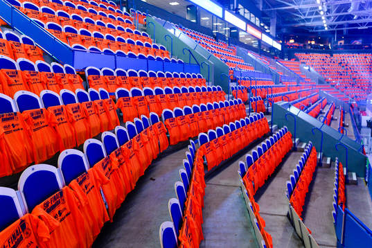 Orangea t-shirts hänger på alla stolar före final 1 i