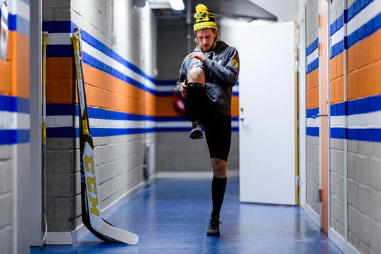 Skellefteås Jonathan Pudas värmer upp före final 1 i