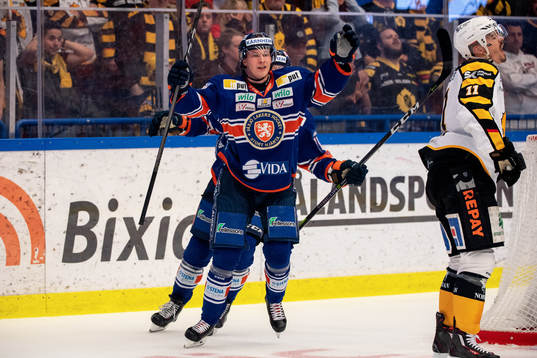 Växjös Elias Pettersson jublar