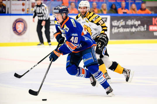 Växjös Elias Pettersson jagas av Skellefteås Pontus