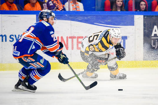 Skellefteås Oscar Möller tappar pucken