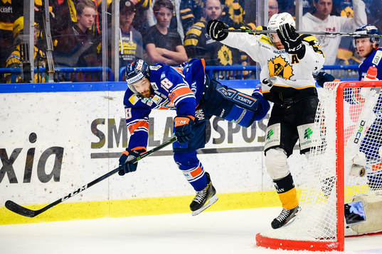 Skellefteås Pär Lindholm tacklar Växjös Andrew Calof