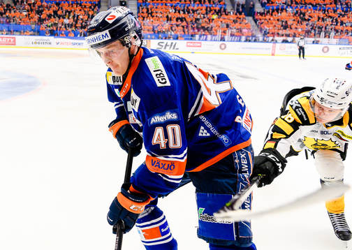 Växjös Elias Pettersson jagas av Skellefteås Linus
