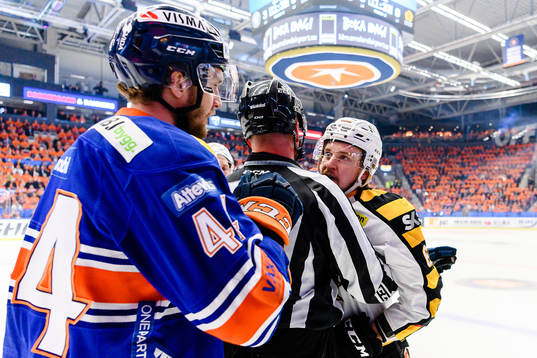Gruff mellan Växjös Peter Andersson och Skellefteås