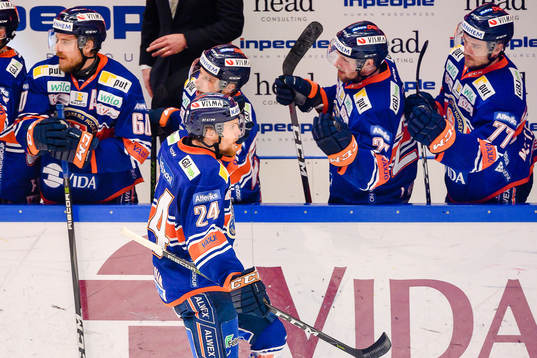 Växjös Brendan Shinnimin jublar